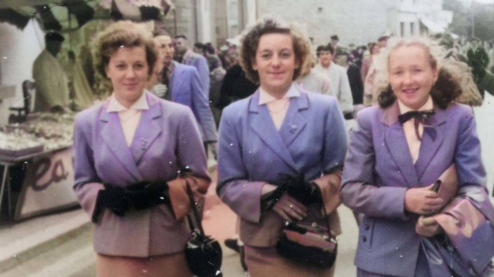 Photo d'archive de 3 femmes dans la rue