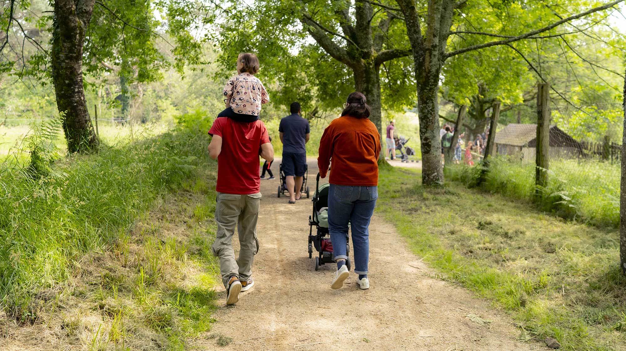 Famille se promenant sur le site de la ferme de Saint Niau