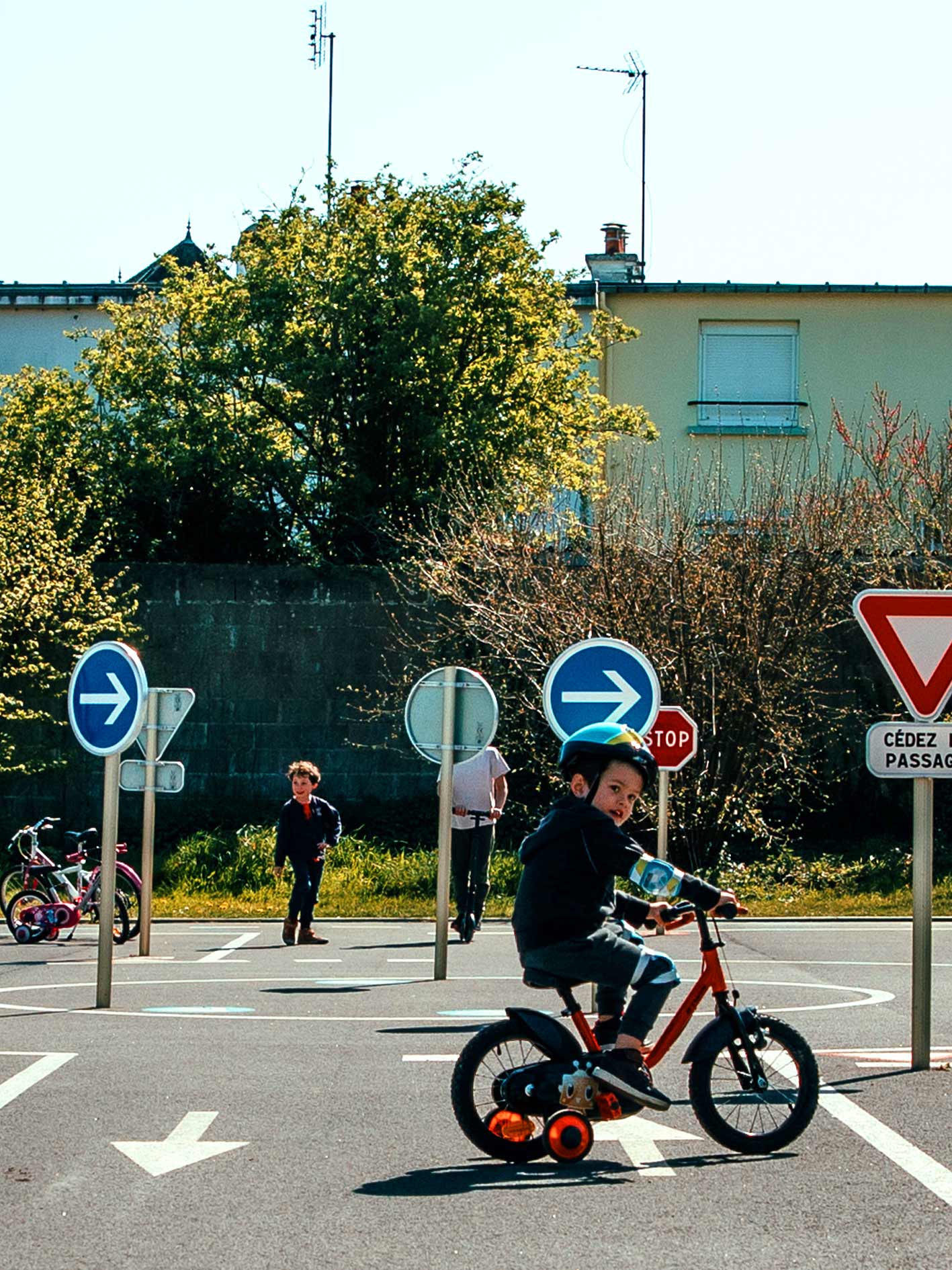 Enfants sur la piste d'initiation vélo de Lanester