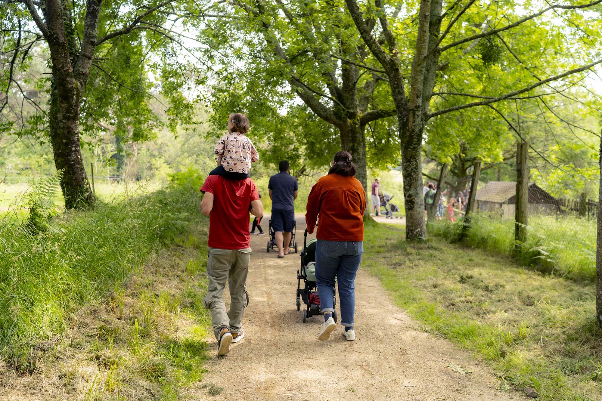 Famille se promenant sur le site de la ferme de Saint Niau